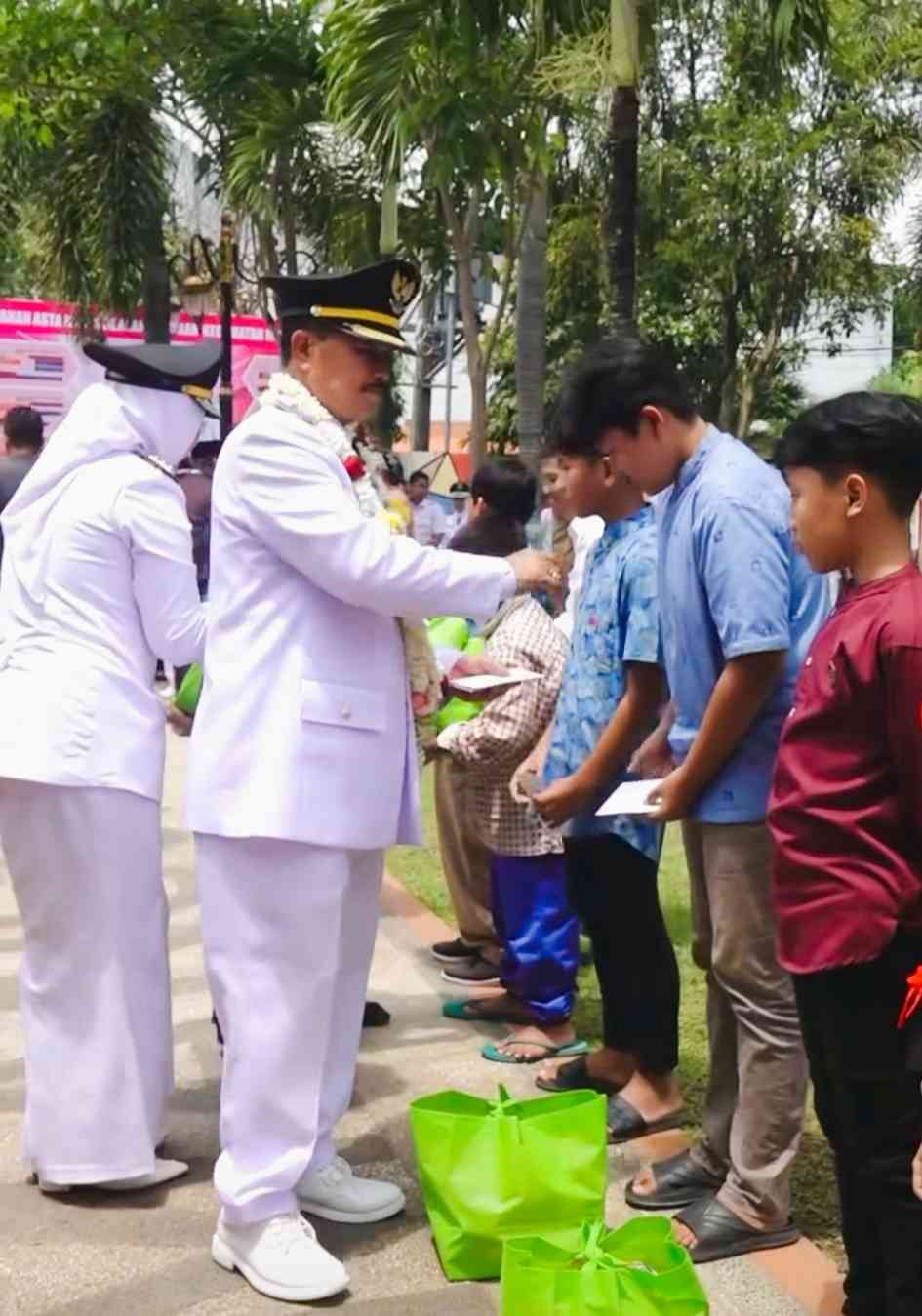 Walikota Madiun sedang membagikan sembako ramadan dan santunan pada warganya yang membutuhkan (tangkapan layar video Instagram Madiuntoday.id)