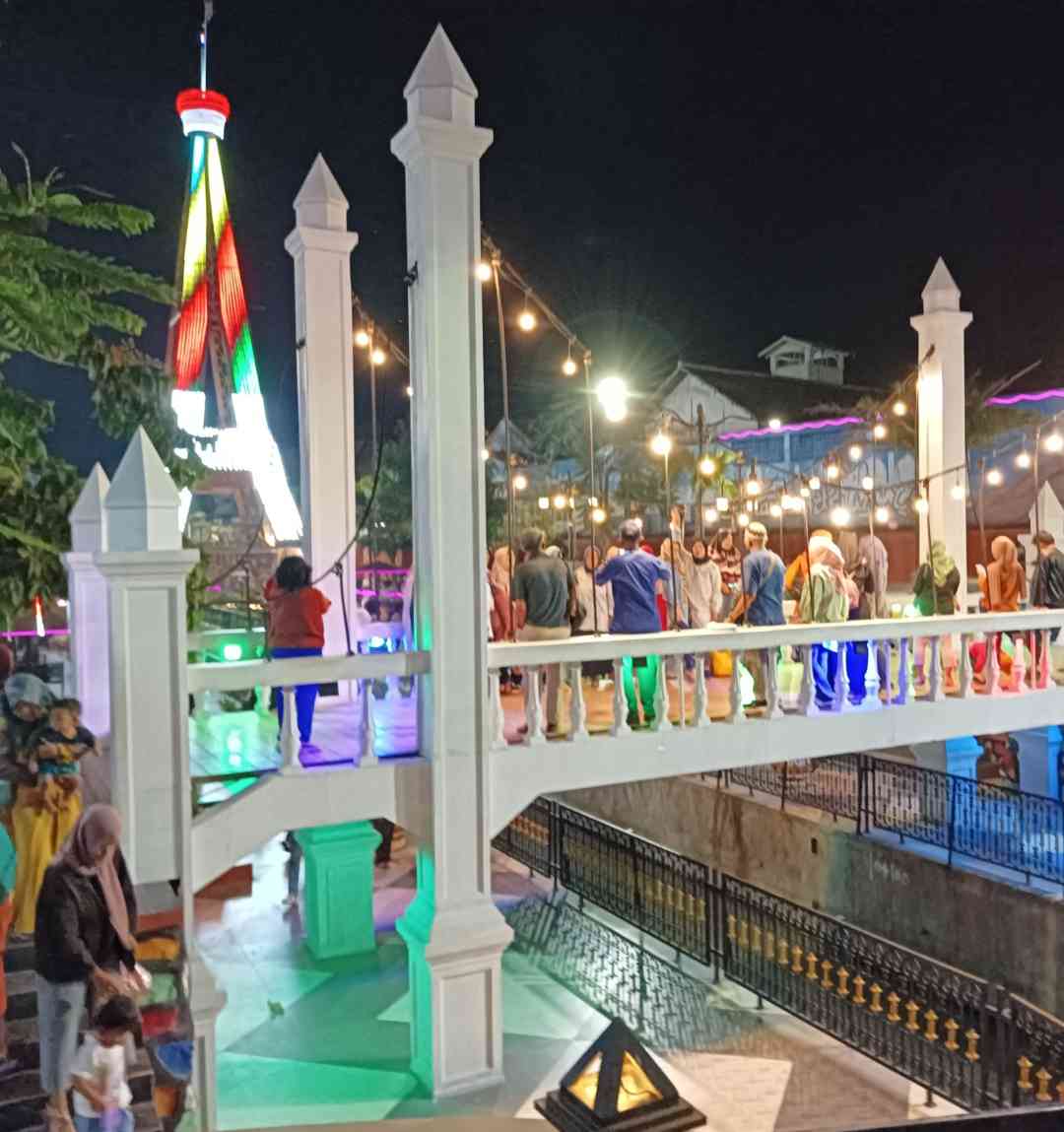 Miniatur menara Eiffel di kota Madiun saat malam (dokumentasi pribadi)