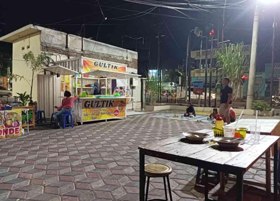 Salah satu lapak kuliner di kota Madiun yang nyaman untuk nongkrong (dokumentasi pribadi)