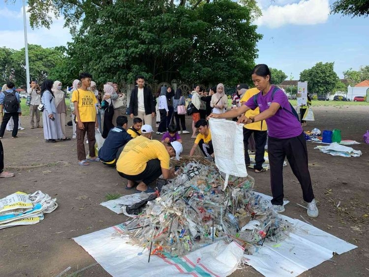 Tumpukan Sampah Plastik Sekali Pakai di Alun-Alun Kidul & Sumber: Dokumentasi Pribadi. 