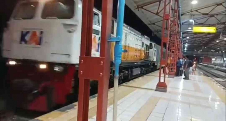 Menunggu kereta api Gajayana di Stasiun Madiun (dokumentasi pribadi)