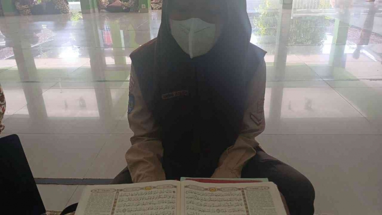 Siswa MTsN 1 Bantul Menyetorkan Hapalan kepada Penguji (Sumber: Dok. Pribadi)
