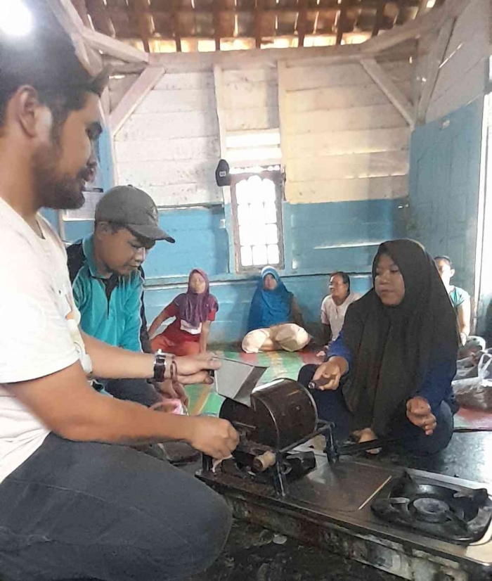 Training bersama Mas Yanggi, Nuwo Kupi memakan waktu hampir setahun, mengjasilkan 3 IRT yang mengelola UMK Kopi WayKan (dok foto: Greg Nafanu)