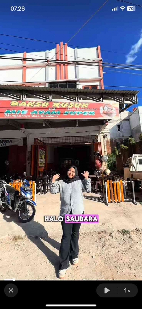 Pelanggan yang mencoba menu Mie Ayam Super (Sumber: https://vt.tiktok.com/ZSr1jMSB5/)