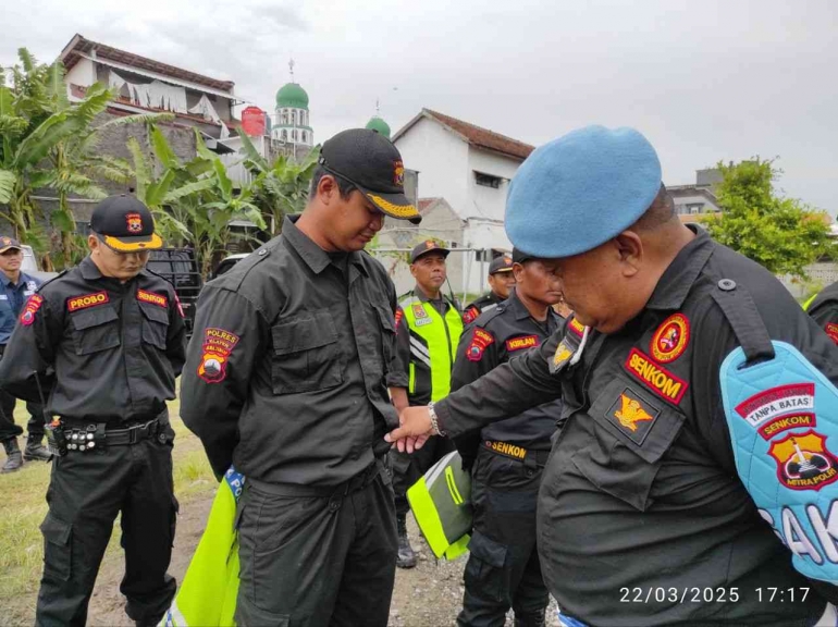 Harkamtib Senkom Klaten cek kelengkapan anggota saat apel gelar pasukan. Foto: Rizal PM