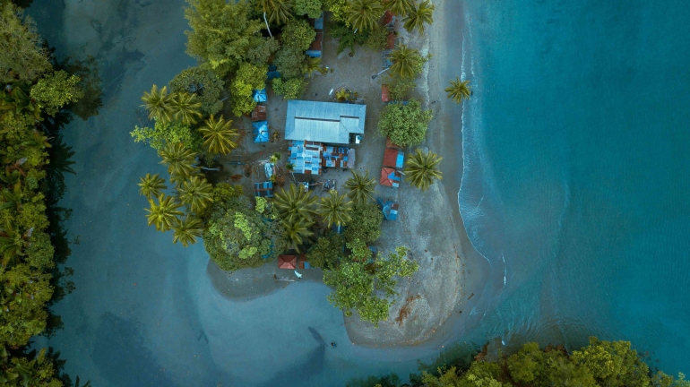 pantai amai (sumber : Foto oleh Henry Manobi/pexels.com)