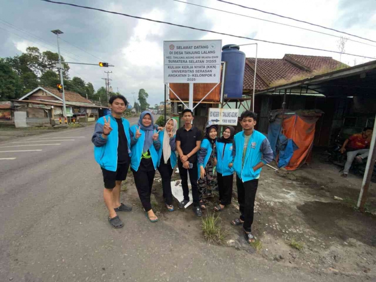 Foto Mahasiswa Universitas Serasan Setelah Plang Terpasang