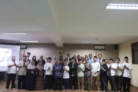 Prof. Dr. Didin Muhafidin, S.IP., M.Si. bersama Para Peserta Diskusi (Sumber: Dokumentasi Sekom Publik KI Prov Jabar)
