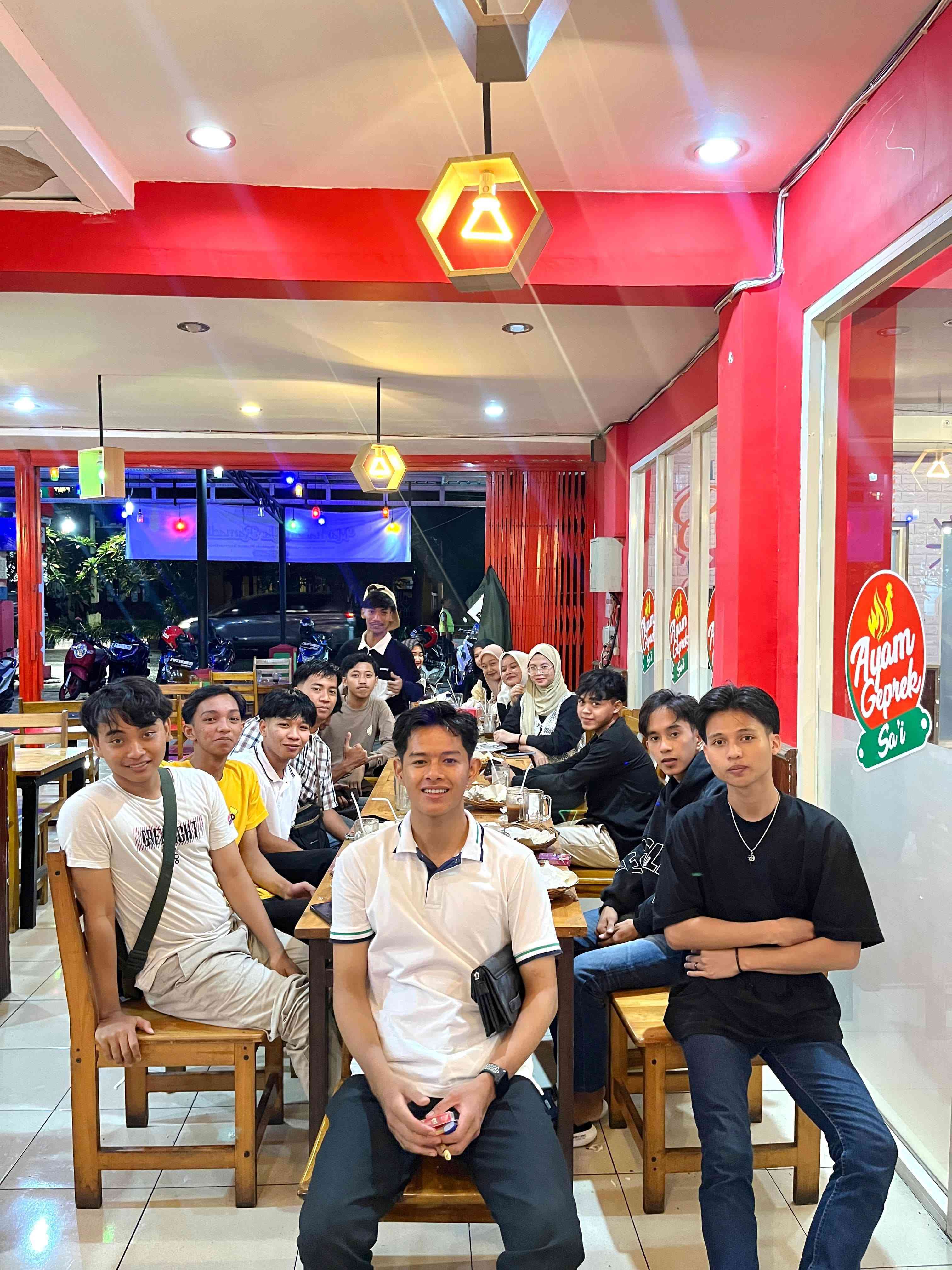 Potret kebersamaan bukber bersama teman-teman saya di Geprek Sai (Sumber : Dokumentasi Pribadi)