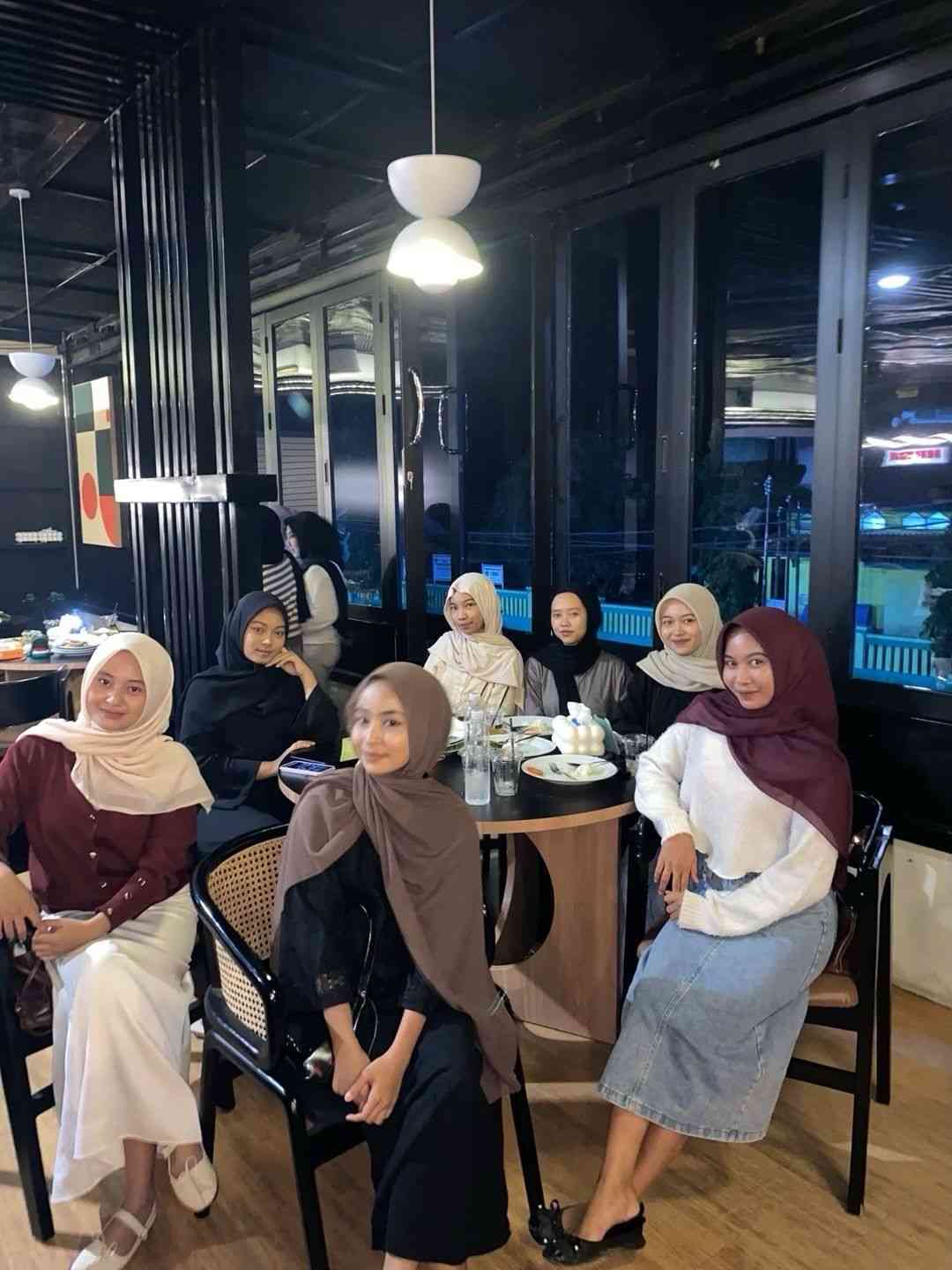 Foto Buka Bersama Sahabat Lama di NASA Cafe Bar (Sumber: Dokumen Pribadi)
