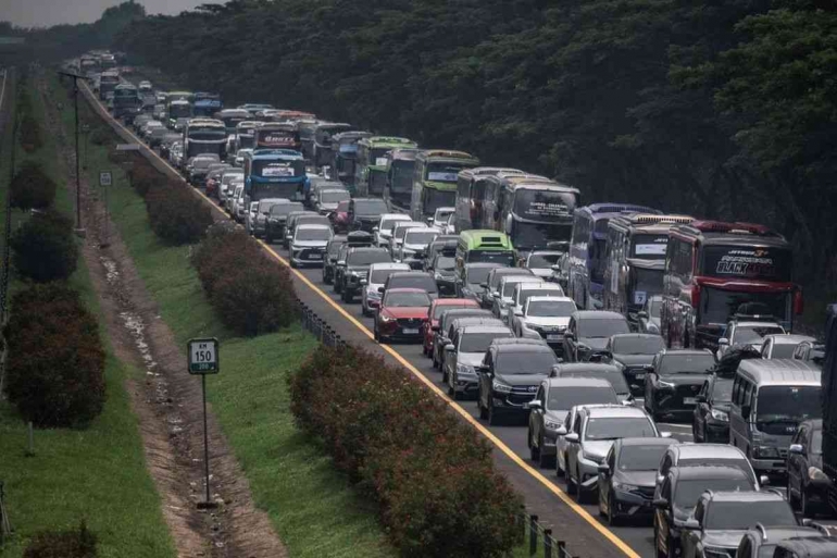 Kendaraan pemudik terjebak kemacetan di Tol Cikopo-Palimanan. Sumber: ANTARA FOTO/Aprillio Akbar via otomotif.kompas.com