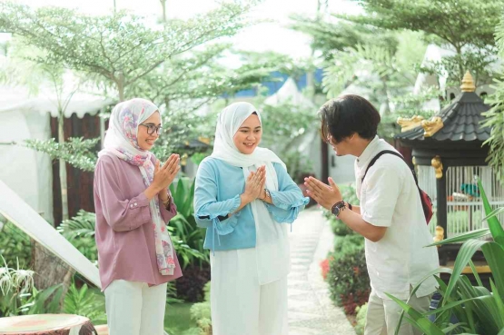Ilustrasi bersilaturahmi dengan teman (Foto : Iqbalstock/Pixabay)