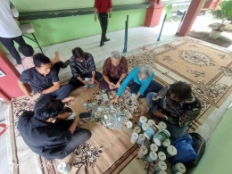 Proses menghitung hasil sedekah Gerakan RSKO Peduli (Sumber foto: dokumentasi pribadi)