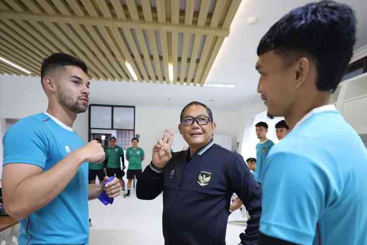 Sumardji bersama pemain timnas Indonesia (Sumber : PSSI)