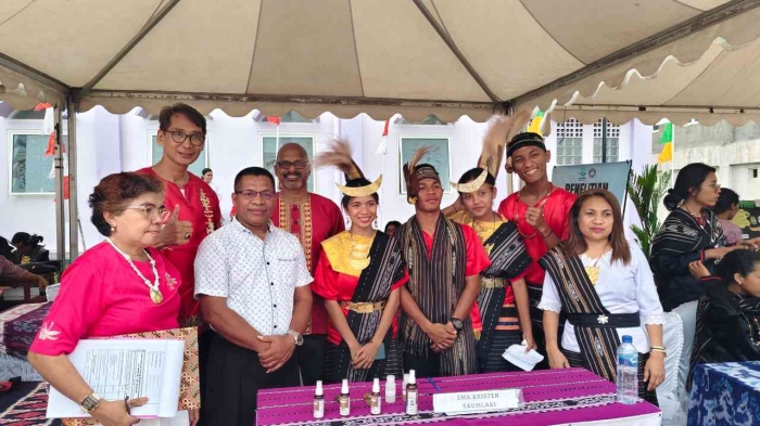 (Selfie photo) An example of young scientists in the 1st young scientists competition of YPPK DR. J.B. Sitanala, Ambon.