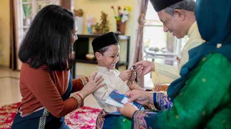 gambar orang tua memberi THR kepada anak kecil (Sumber: Haibunda)
