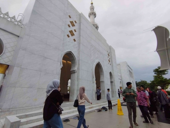 pekarangan masjid sheikh zayed (dokumentasi pribadi)