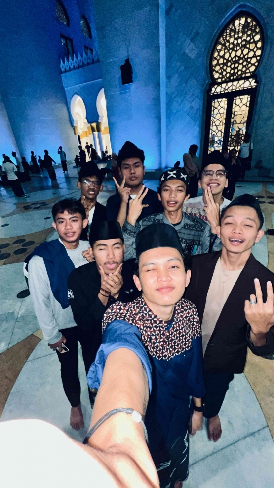 foto kami bertujuh bersama, salah satu teman zainul (sweater abu)