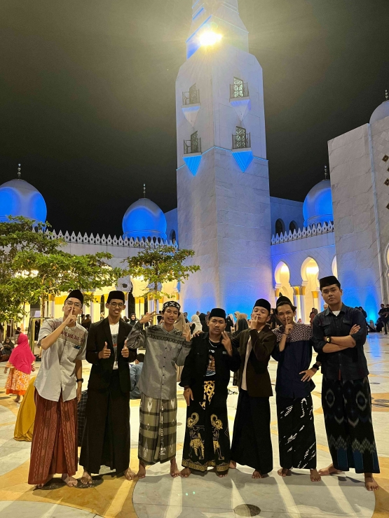foto bersama, Hazel, Musa, Malik, Zainul, Adhi, Ferdi, dan Nanda (dari kiri)