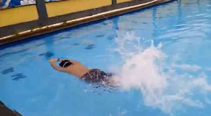 Nio mempraktekan gerakan ayunan kaki, dok. Pribadi