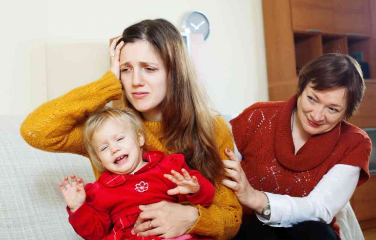 Ilustrasi Mom-Shaming (Sumber: freepik/bearfotos)