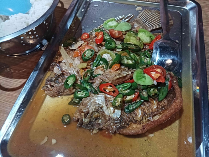Menu Gurame lombok ijo Satu-satu Resto, dihidangkan dalam nampan besar(dokumentasi pribadi)