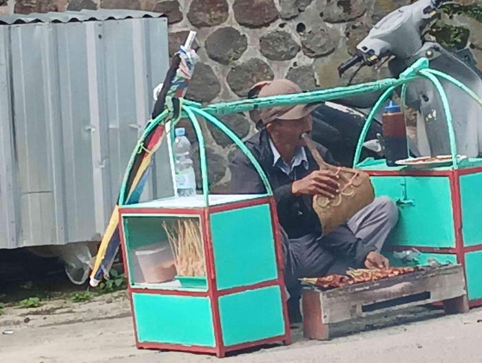 Sate kelinci yang sedang dibakar, aromanya begitu menggoda dan menggiurkan (dokumentasi pribadi)