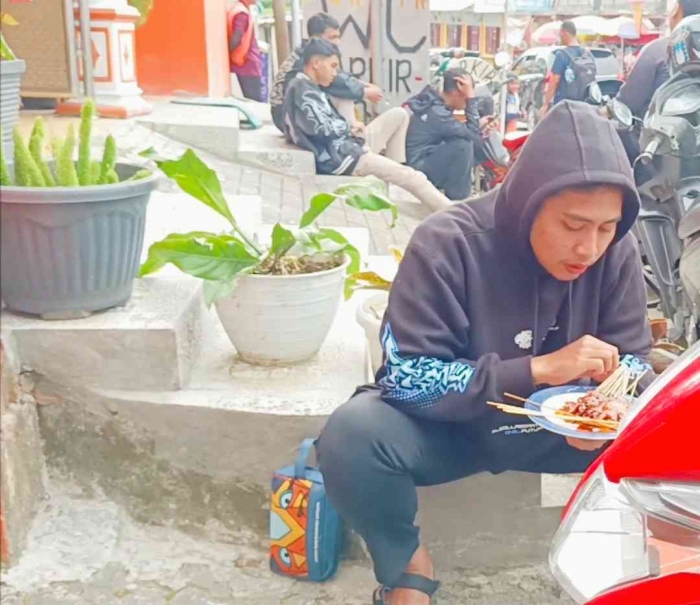 Menikmati sate kelinci (dokumentasi pribadi)