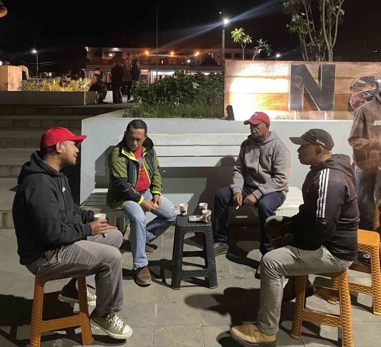 Bupati Manggarai, Hery Nabit bersantai sambil ngopi bareng warga di Natas Labar Motang Rua (Sumber: Erick Siboe)