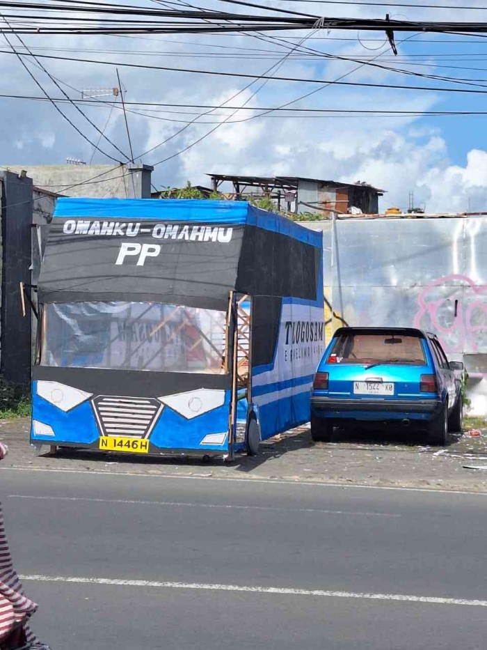 Bus Tlogosam parkir setelah malamnya ikut konvoi takbiran (Dokpri)