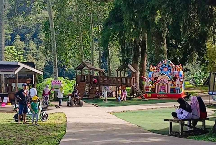 Suasana di dalam tempat wisata Tawangmangu Wonder Park (dokumentasi pribadi)