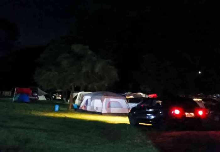 Campervan di Tawangmangu Wonder Park saat malam hari (dokumentasi pribadi)