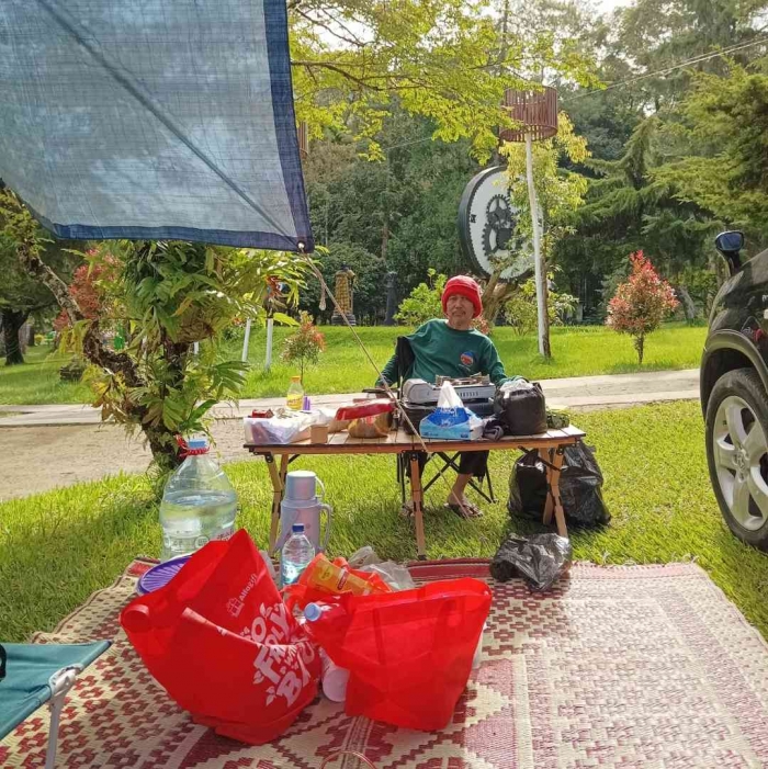 Nyantai dengan membawa meja kursi lipat dan alat masak seperti di rumah sendiri (dokumentasi pribadi)