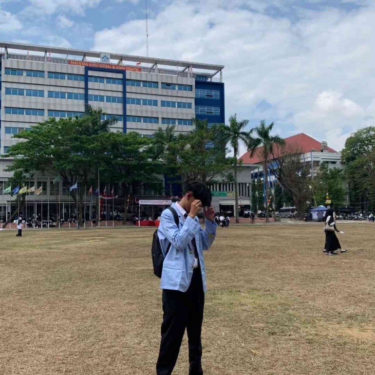 Foto salah satu mahasiswa di depan gedung fisip uin raden fatah palembang