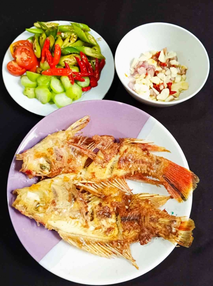 Bahan pembuat asem-asem ikan nila (dokumentasi pribadi)