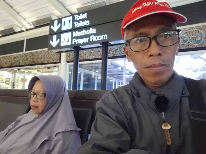 Berada di ruang tunggu Gate 4 bandara Soeta (dokpri)