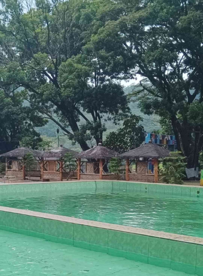 Kolam renang di BPS Surya Bakti dengan air jernih alami yang tak pernah berhenti mengalir (dokumentasi pribadi)