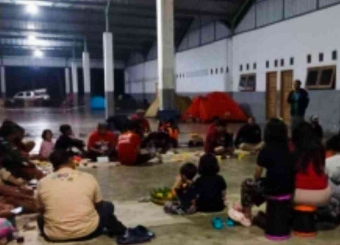 Putra putri Pak Ali berbaur bersama putra putri peserta camper Van lain menikmati jagung, kacang dan pisang rebus (dokumentasi pribadi)