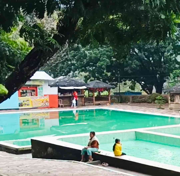Kolam renang di taman wisata dan camping ground Gendingan, Ngawi, Jawa Timur(dokumentasi pribadi)