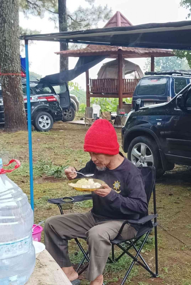 Orang tua bisa memberi contoh dengan menikmati makanan apa saja yang tersedia selama berkemah (dokumentasi pribadi)