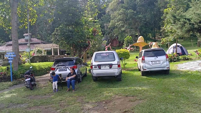 Saat berkemah di alam, anak-anak cenderung menerima apapun makanan yang disediakan orang tuanya karena tidak banyak pilihan (dokumentasi pribadi)