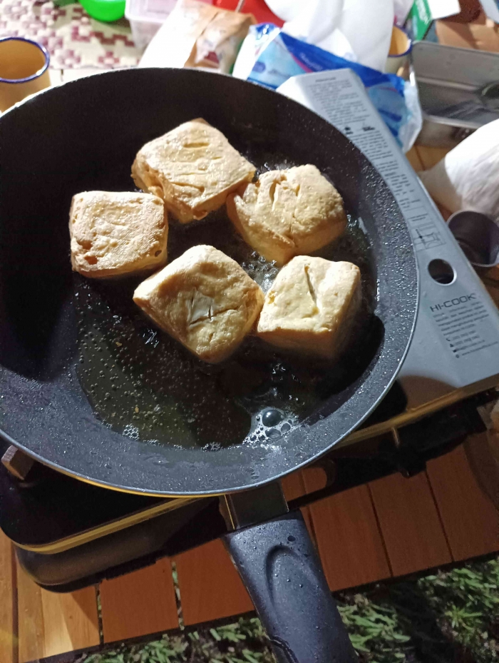 Menggoreng tahu saat camper Van. Makanan sederhana yang terasa nikmat disantap saat berkemah (dokumentasi pribadi)