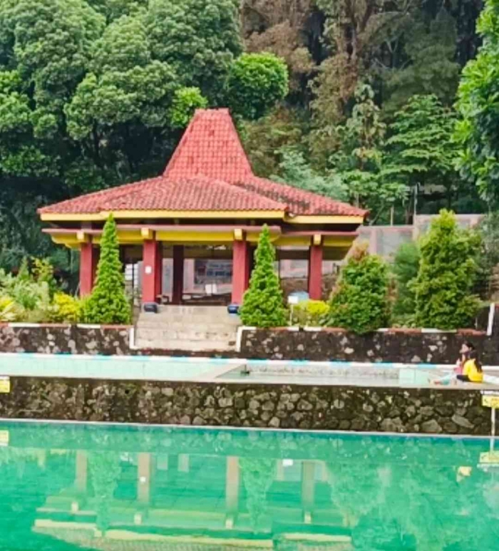 Pendopo di tepi kolam renang taman wisata Gendingan, Ngawi (dokumentasi pribadi)