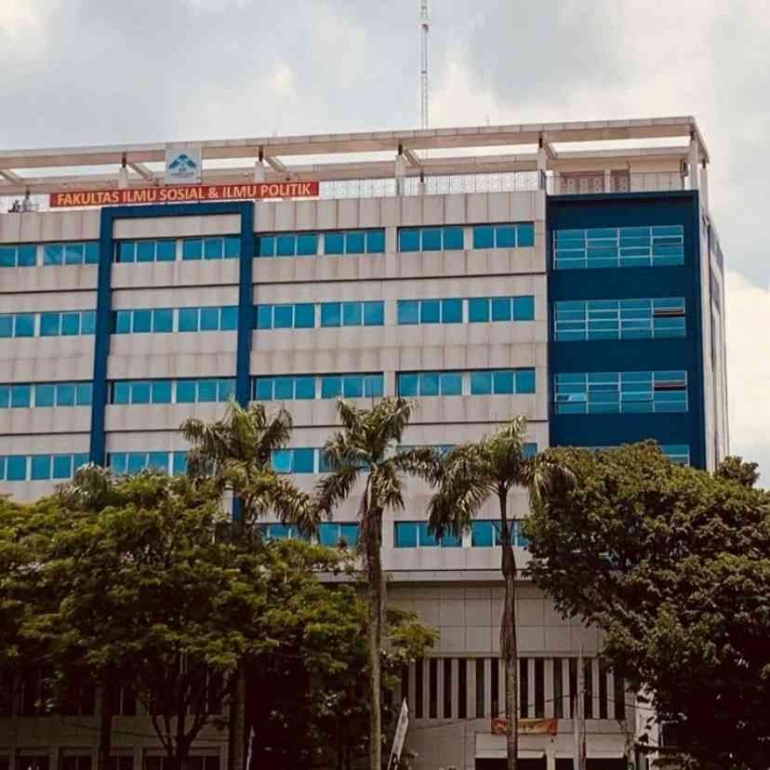 Foto Gedung Fakultas ilmu komunikasi Dan Ilmu Politik (Dokumen Pribadi )