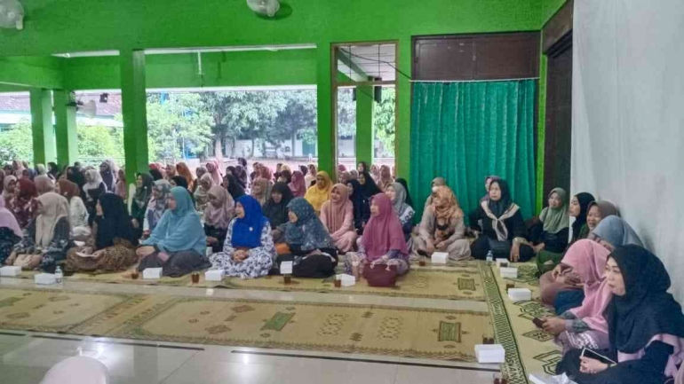 Orang tua siswa dan guru, pegawai MTsN 1 Bantul dalam pengajian Ahad Kliwon (sumber:dokpri)