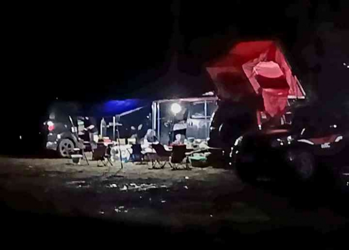 Saat hujan sedikit reda, peserta camper van mulai menata kaplingnya masing-masing (dokumentasi pribadi)