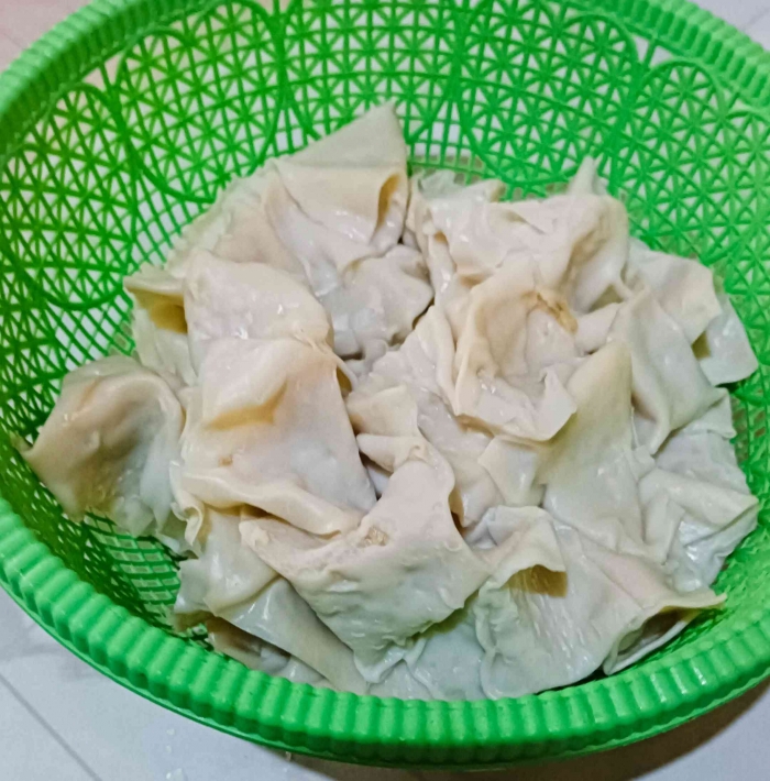 Bahan utama pangsit rebus, membuat sendiri bawa dari rumah (dokumentasi pribadi)