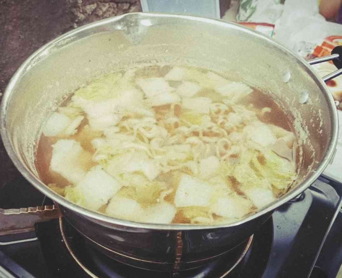 Pangsit rebus, sawi putih, mie instan, telur, masuk semua. Hehehe (dokumentasi pribadi)