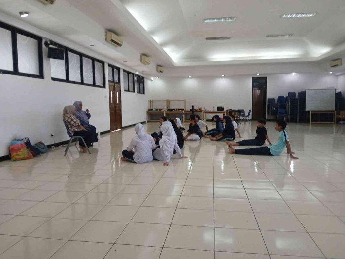 latihan tari bersama pelatiha tari dan guru pendampaing/dokpri