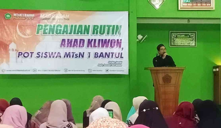 Ustadz Iin Solihin, S.Sos memberikan ceramah pentingnya pendidikan (sumber:dokpri)